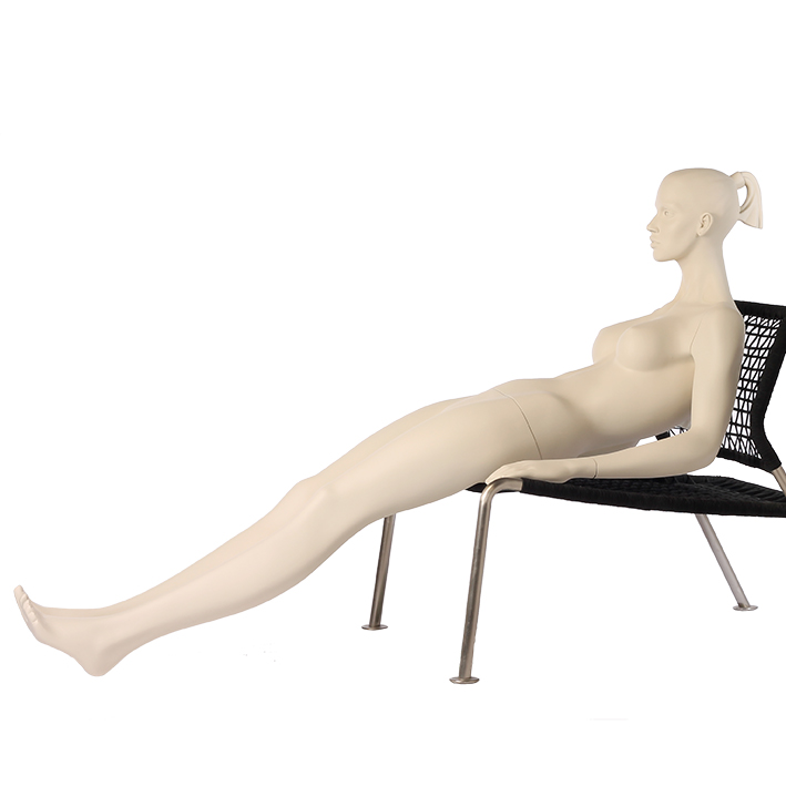 Damenschaufensterfigur liegend