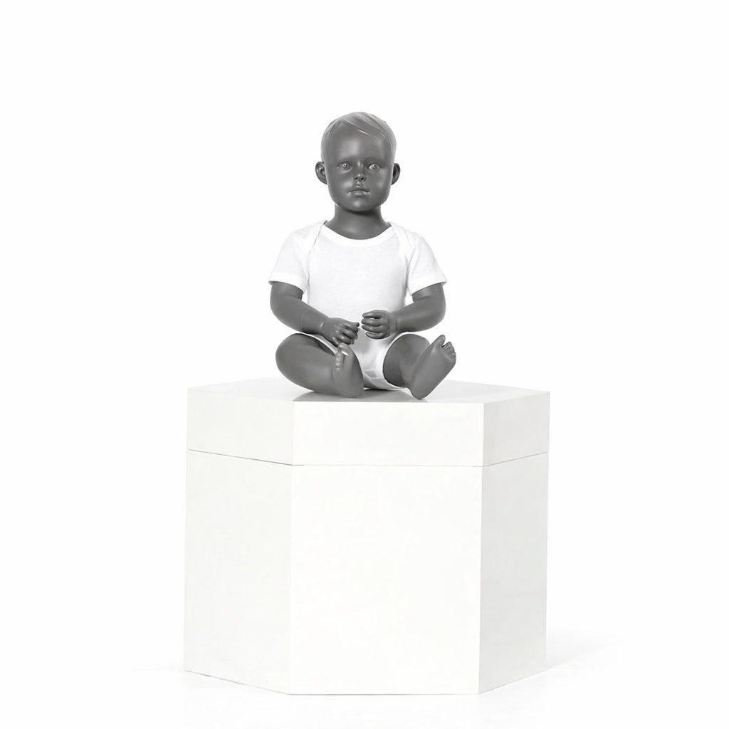 Sitzende Schaufensterpuppe Baby